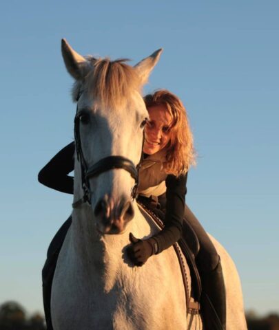 EquiSmile - Docteur Carole Corbesier : vétérinaire : cavalière de dressage passionnée ayant toujours nourri un lien fort, sensible et respectueux avec les chevaux EquiSmile - Docteur Carole Corbesier : vétérinaire : cavalière de dressage passionnée ayant toujours nourri un lien fort, sensible et respectueux avec les chevaux